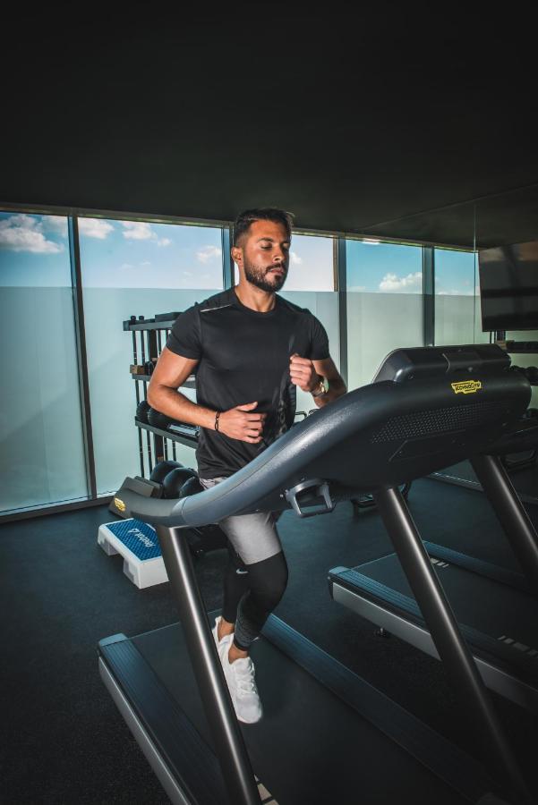 Shirvan Hotel City Yard Dżedda Zewnętrze zdjęcie A man on a treadmill