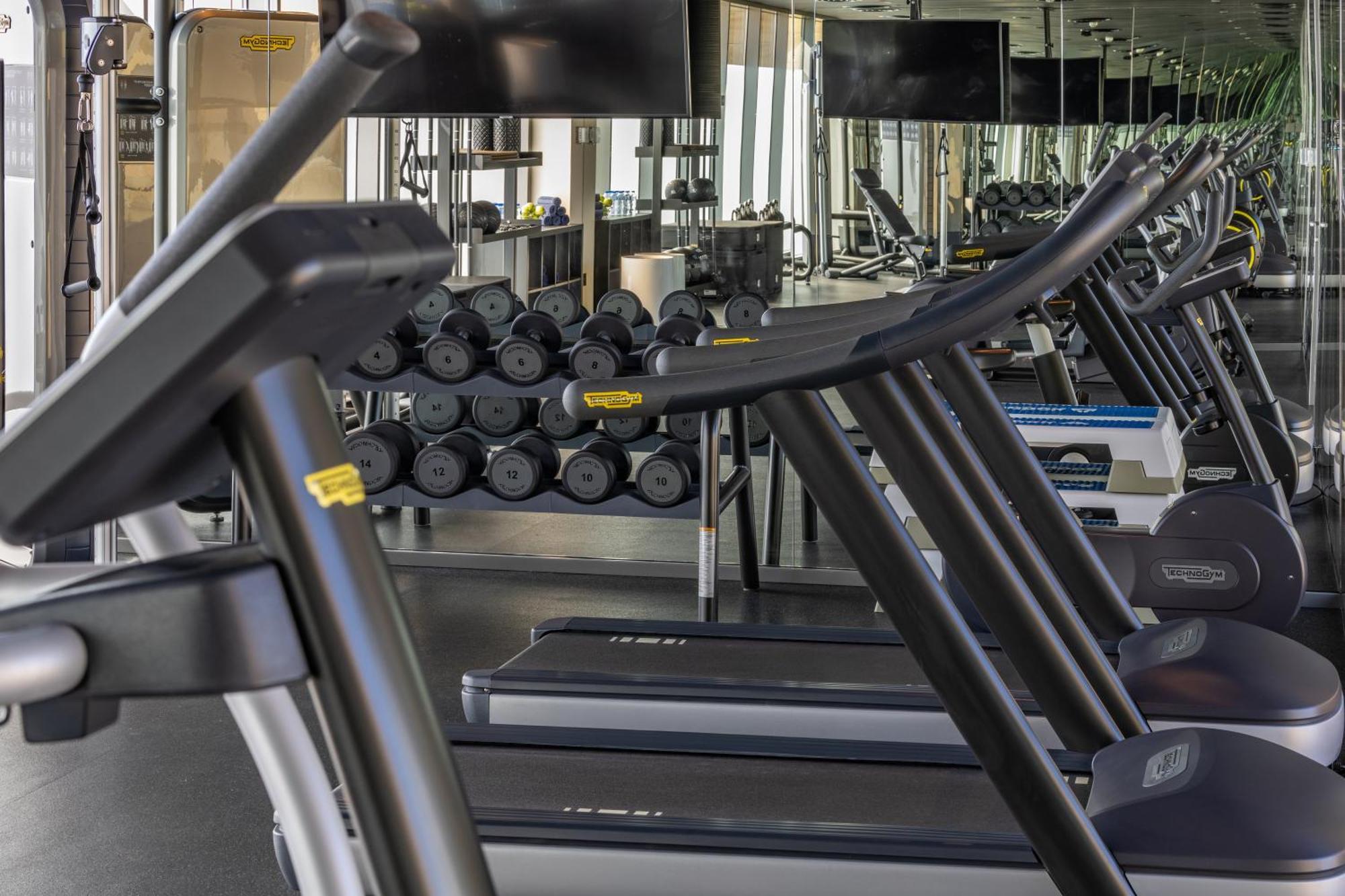 Shirvan Hotel City Yard Dżedda Zewnętrze zdjęcie A row of treadmills